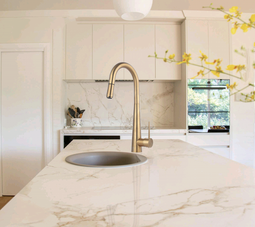 انتخاب رنگ مناسب شیرآلات برای ست شدن با کابینت‌ها — راهنمای ترکیب رنگ حرفه‌ای در آشپزخانه